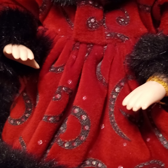 Musical Porcelain Doll. "Paige", is a beauty. With a certificate of authenticity - Picture 7 of 10